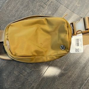 Lululemon everywhere belt bag